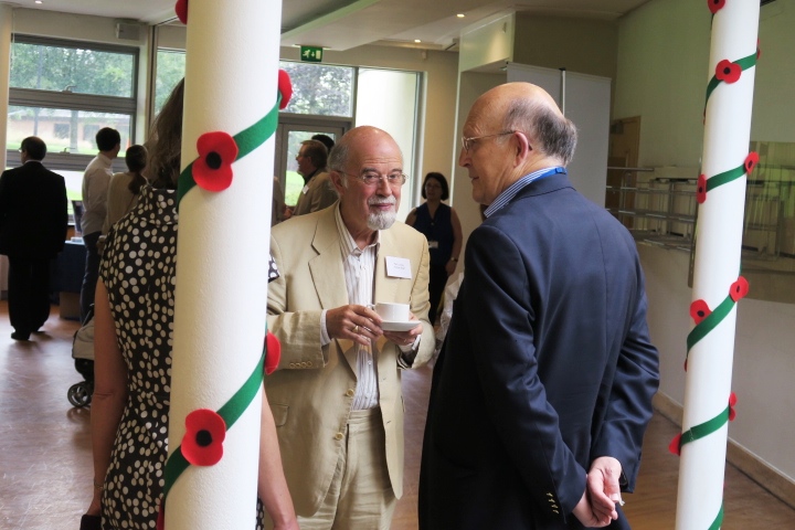 Three old leightonians talking together