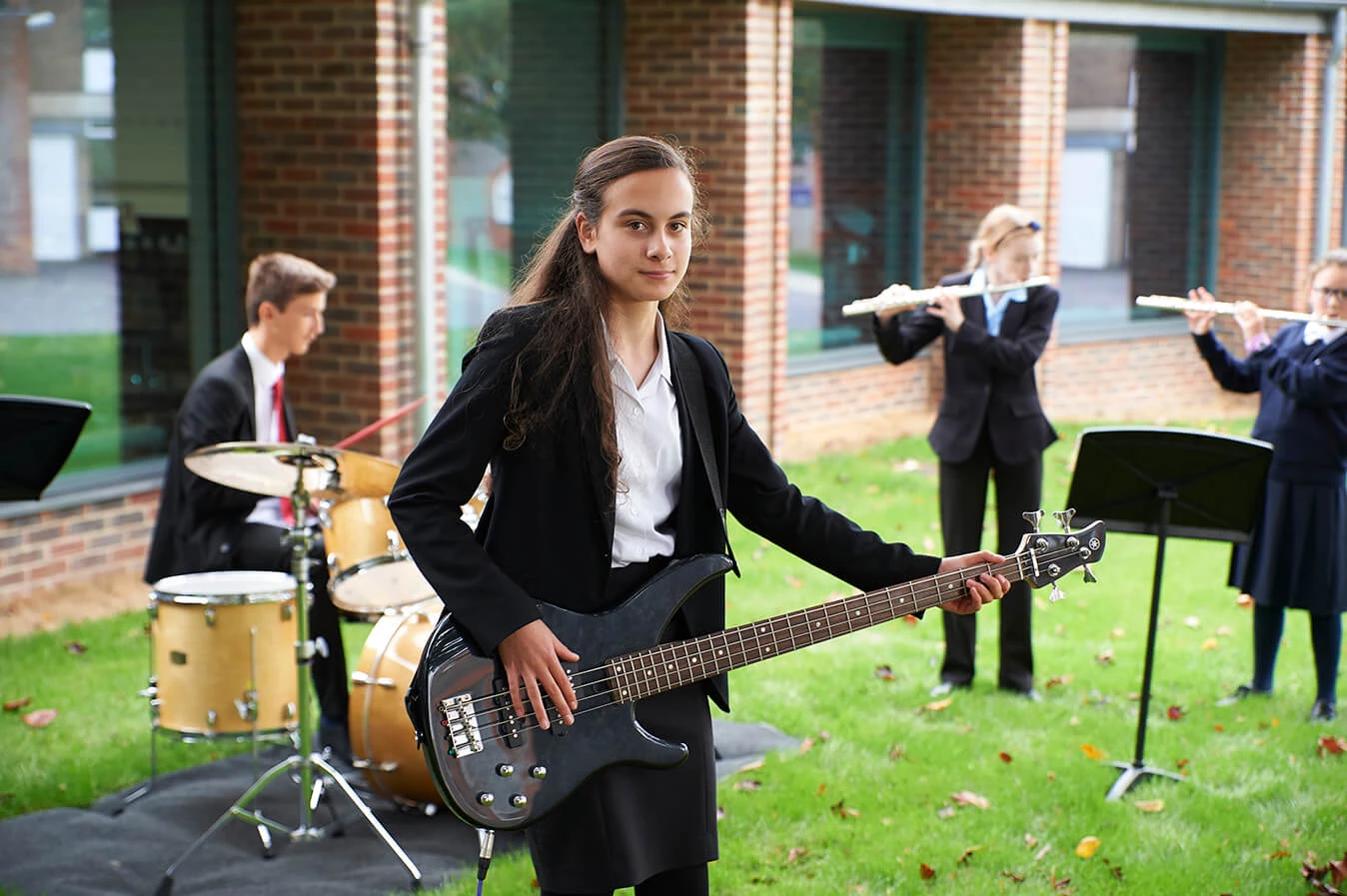 Girl playing guitare